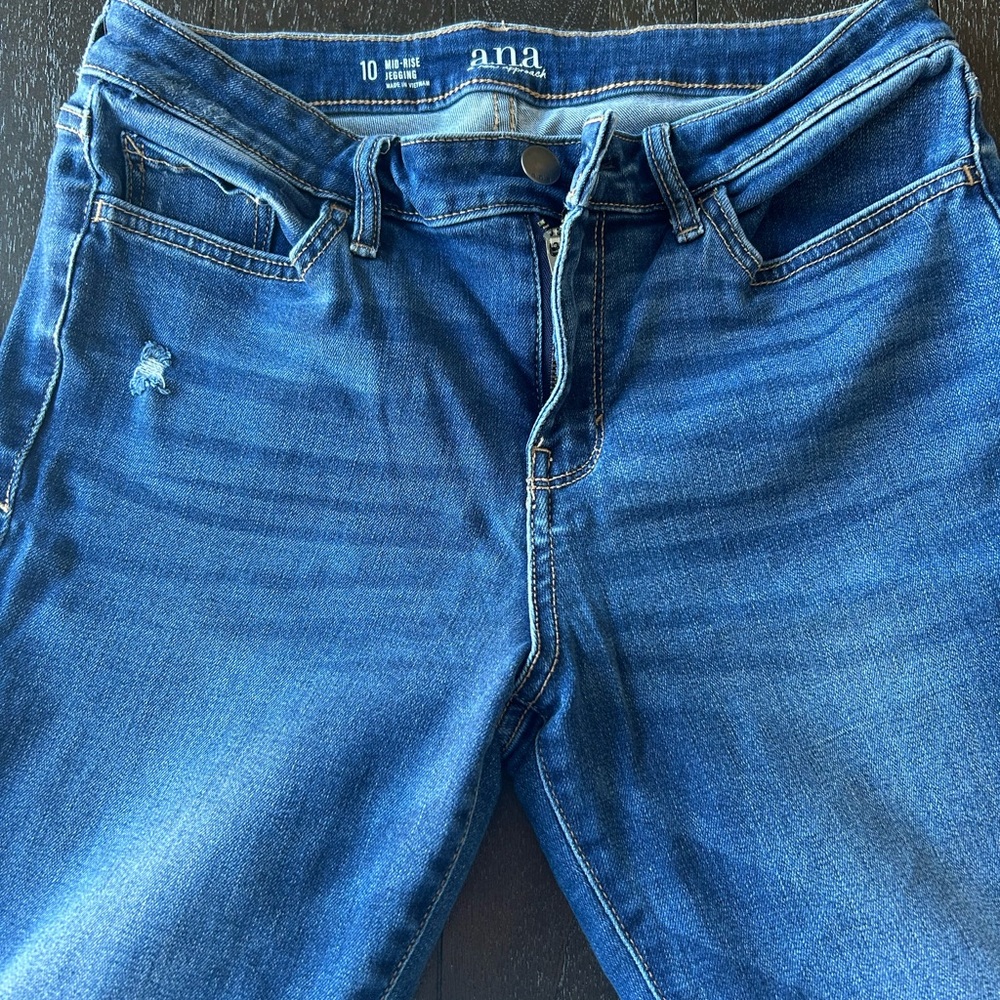 a.n.a Women's Size 10 Mid Rise distressed Jeggings